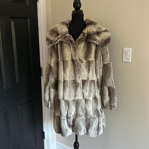 Jones Studio Jackets & Blazers - Gorgeous, Luxurious Faux Fur coat